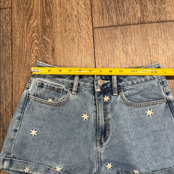 Flowered jean shorts - Picture 6 of 10